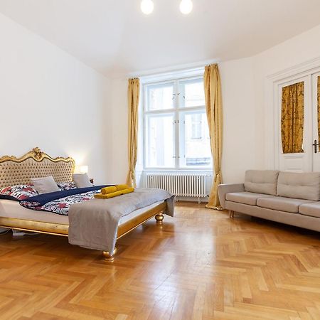פראג Royal Apartment By Charles Bridge View Of Saint Nicholas Church מראה חיצוני תמונה