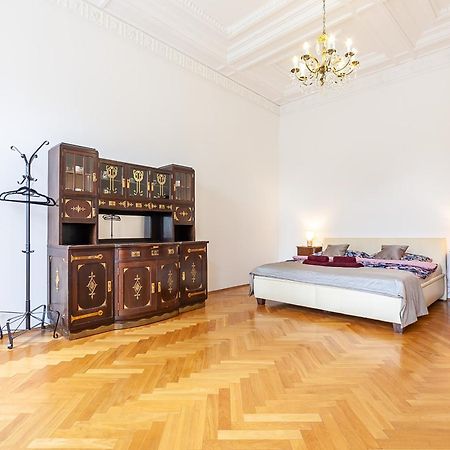 פראג Royal Apartment By Charles Bridge View Of Saint Nicholas Church מראה חיצוני תמונה