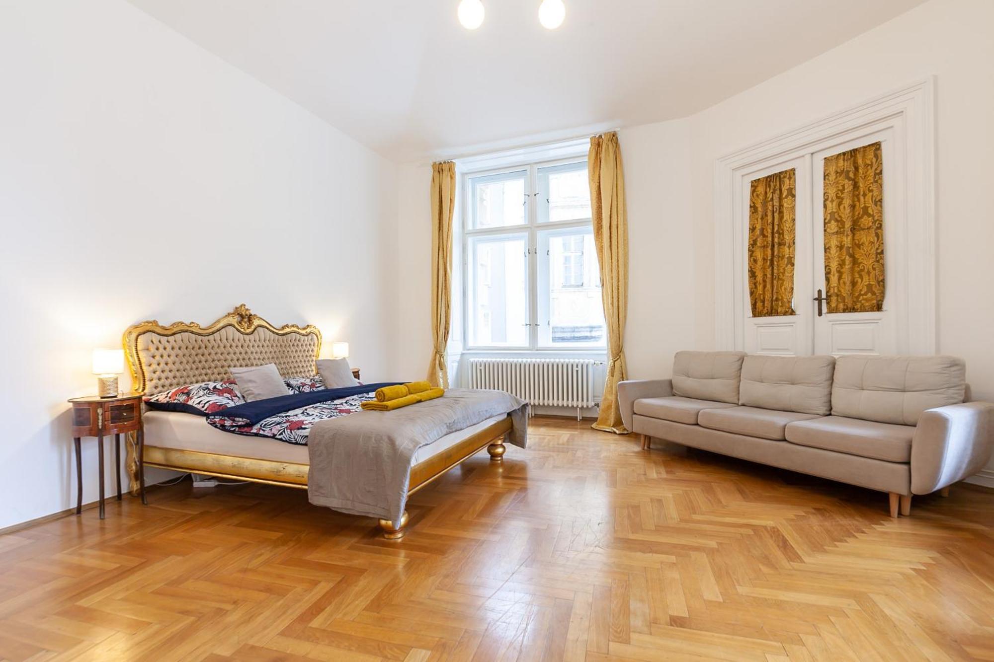 פראג Royal Apartment By Charles Bridge View Of Saint Nicholas Church מראה חיצוני תמונה