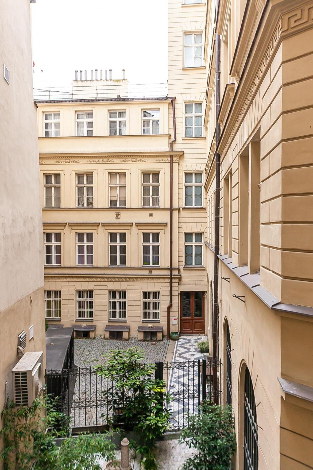 פראג Royal Apartment By Charles Bridge View Of Saint Nicholas Church מראה חיצוני תמונה