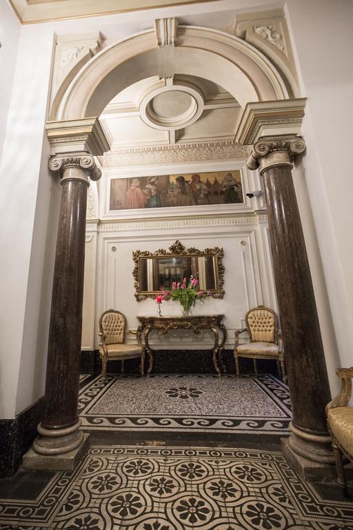 פראג Royal Apartment By Charles Bridge View Of Saint Nicholas Church חדר תמונה